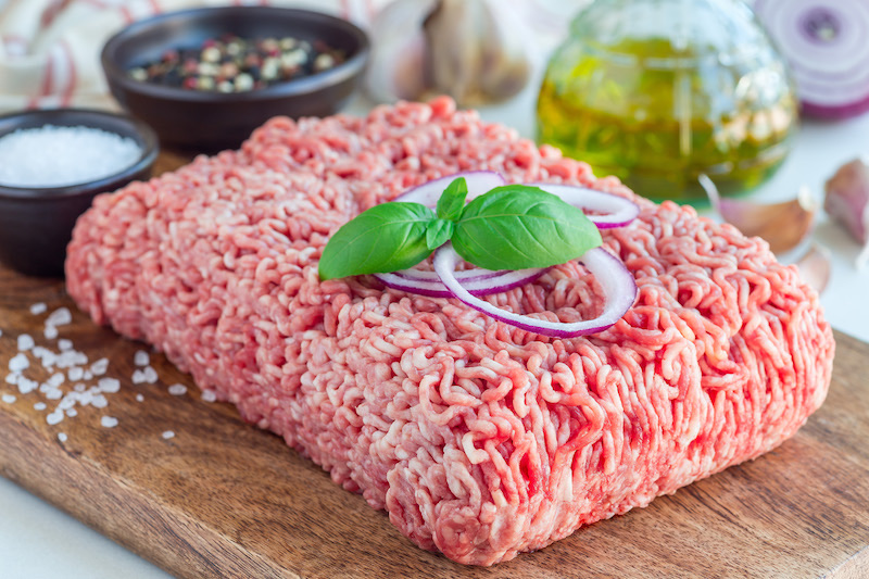 Minced meat from pork and beef. Ground meat with ingredients for cooking on wooden board, horizontal Haché porc et boeuf