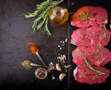 raw beef steaks with spices and rosemary flat lay PVWUNUT copie 160x130 - Moineau sans-tête