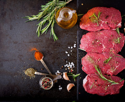 raw beef steaks with spices and rosemary flat lay PVWUNUT copie 405x330 - Steak de boeuf BLEU BLANC BELGE