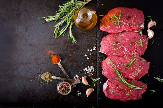 raw beef steaks with spices and rosemary flat lay PVWUNUT copie 570x380 - Steak de boeuf BLEU BLANC BELGE