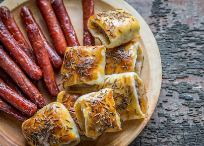 grilled sausages and sausage rolls PZ9MFJ2 405x290 - Panier