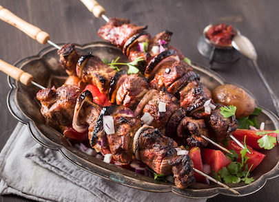 pork on skewers PGYTFWM 405x294 - Brochette de porc maison oignons