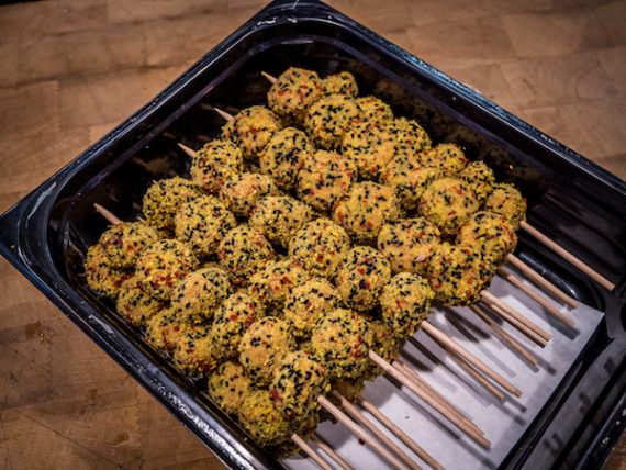 Brochette de boulettes "noir, jaune, rouge"