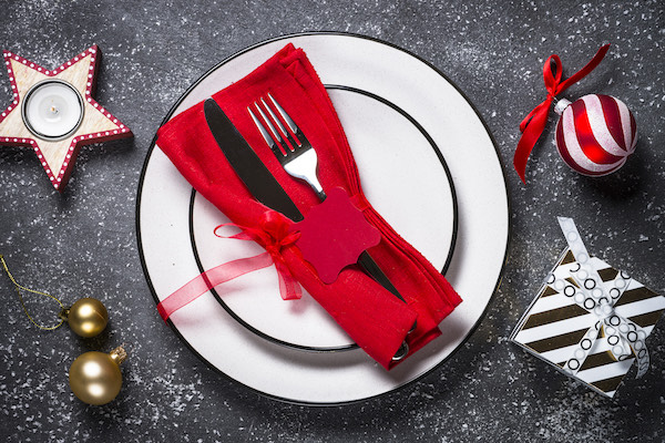 Christmas table setting - plate, cutlery and christmas decoratio Colis Fêtes