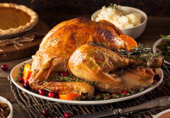 homemade roasted thanksgiving day turkey PHF8T3N 570x396 - Dinde désossée farcie aux champignons et cognac