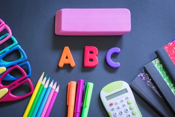 back to school school supplies ZT9ANN2 570x380 - Colis de la rentrée