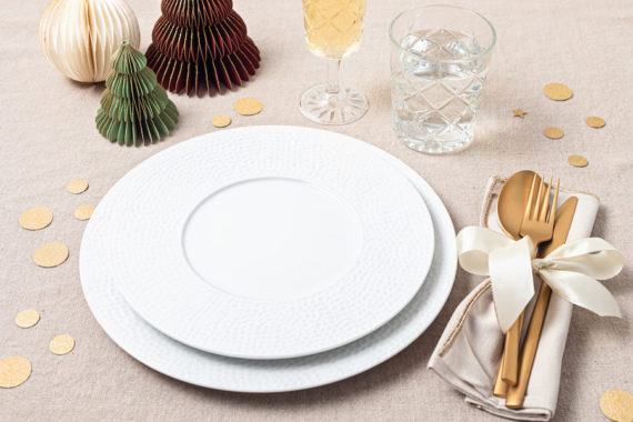 festive christmas table setting with golden cutler 2021 11 11 02 49 48 utc 570x380 - Menu coquelets