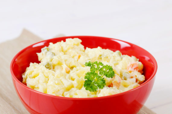 bowl of potato salad PXBJZA9 570x380 - Salade de pomme de terre (250gr)