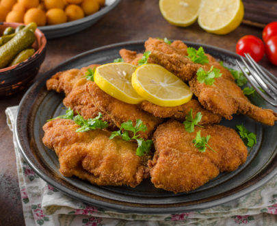 homemade breaded german weiner Y6BBNHW 405x330 - Escalope de dinde panée