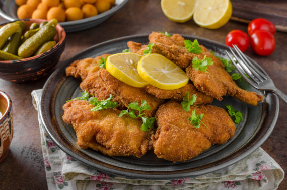 homemade breaded german weiner Y6BBNHW 570x377 - Escalope de dinde panée