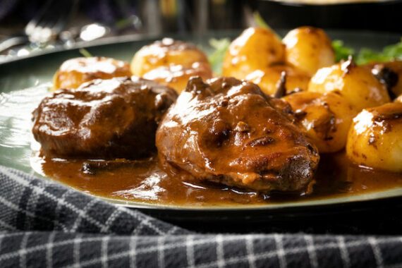 traditional german braised pork cheeks in brown sa 2022 06 07 18 24 53 utc 570x380 - Joue de porc