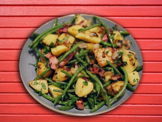Salade de pomme de terre, haricots, lardons